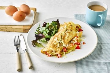 Omelette with cheesy chips