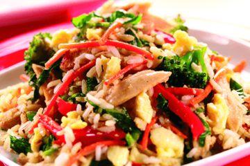 Fried rice with egg, chicken and sweetcorn 