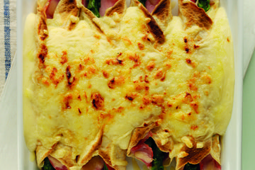 Asparagus crêpes with ham and cheese