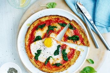 Cauliflower pizza with spinach and egg