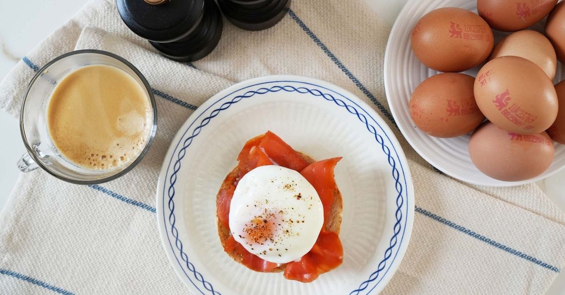 Microwave poached eggs video